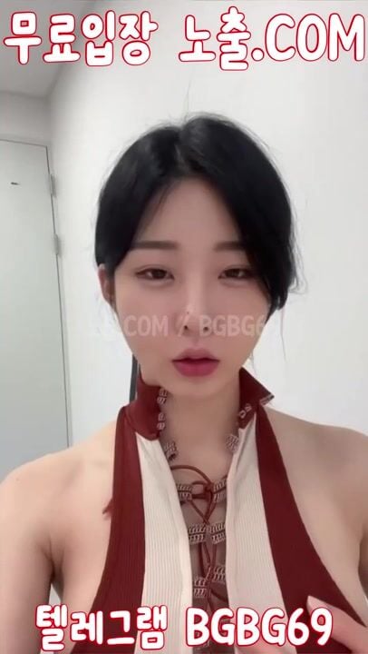 Hot Douyin, Gái Xinh 700k Fl lộ Núm Vú ko mặc áo bra khi live stream